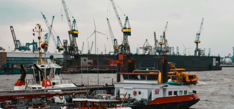 Ein Rückschritt mit Ansage – Klärschlamm bald per LKW statt Schiff a large boat in the water next to other boats
