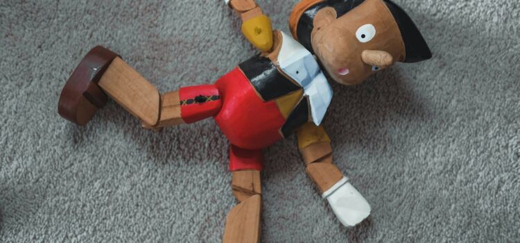 Viel versprochen – alles gebrochen brown haired boy in white shirt and red shorts action figure
