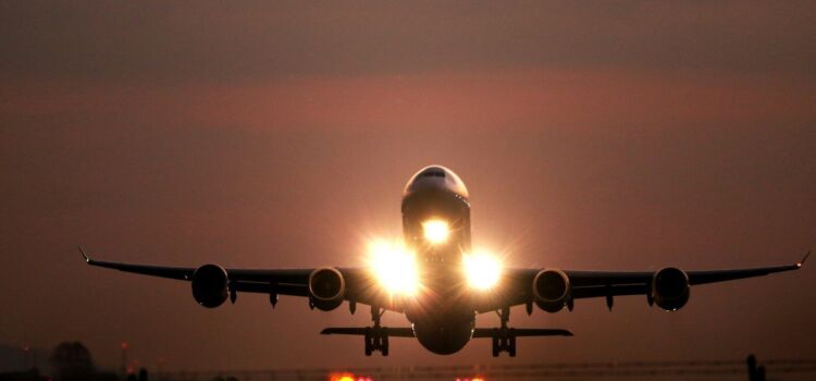 Fluglärm im Kölner Norden: Umweltfreunde Köln-Nord fordern wirksamen Schutz für Mensch und Natur airline about to land on ramp